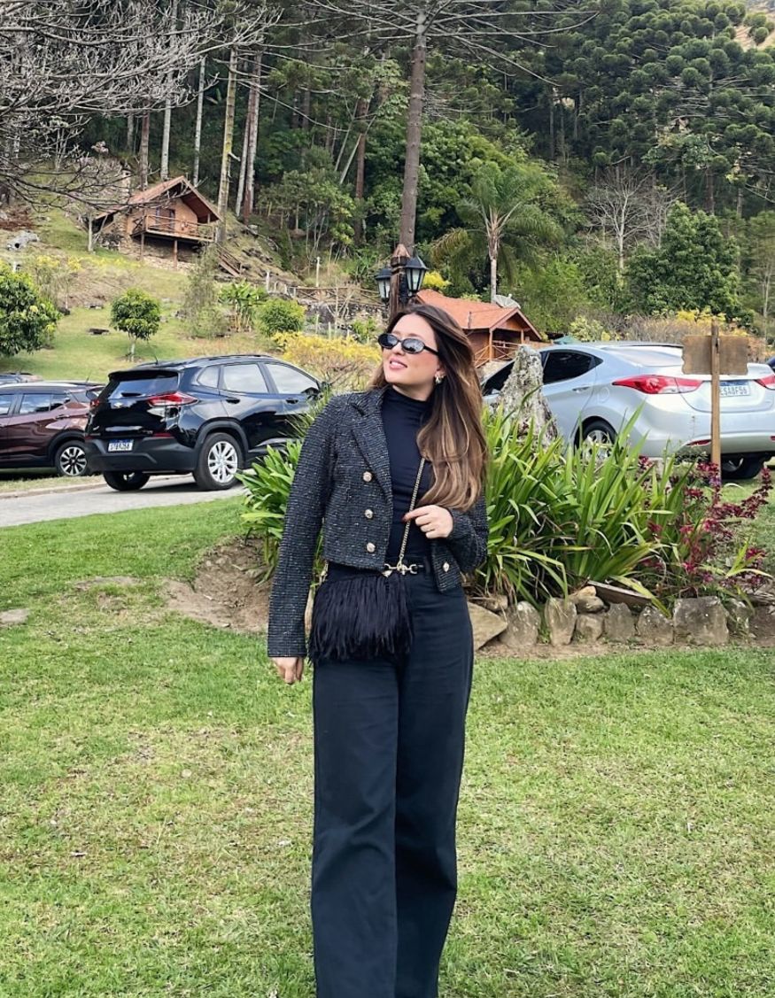 Modelo com bolsa de crochê