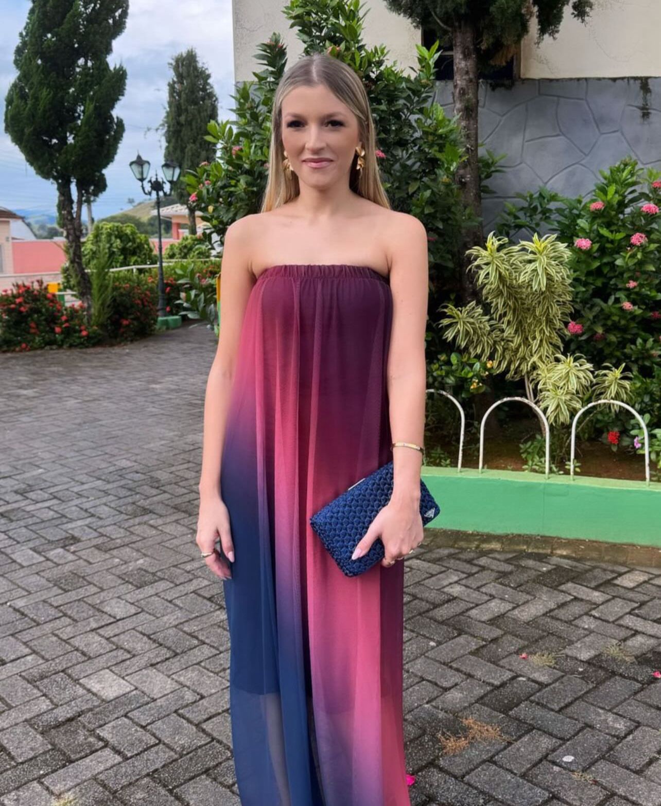 Modelo com bolsa de crochê