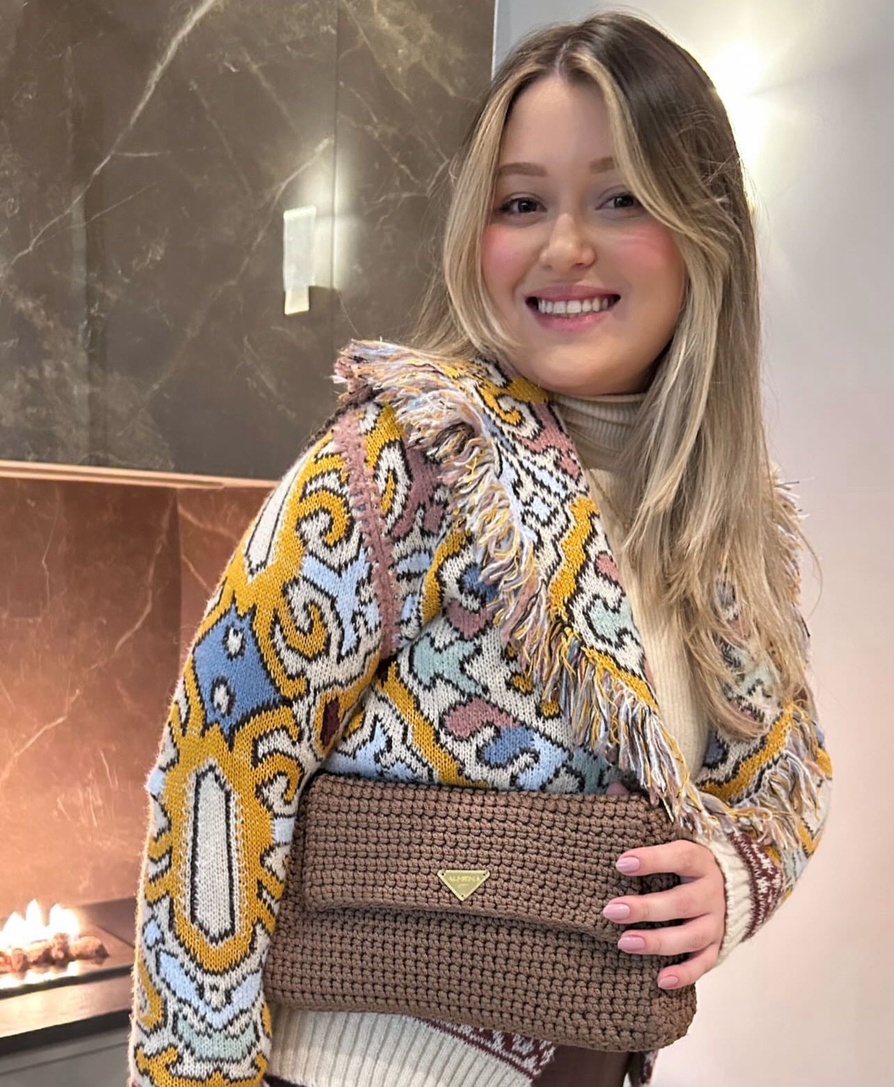 Modelo com bolsa de crochê