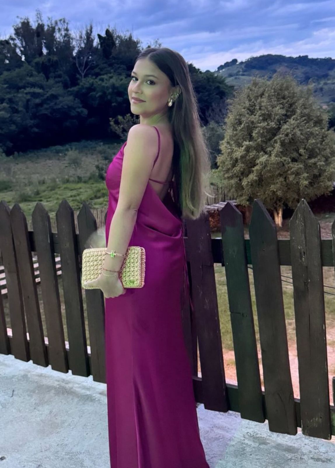 Modelo com bolsa de crochê