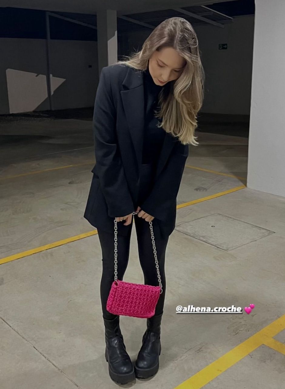Modelo com bolsa de crochê