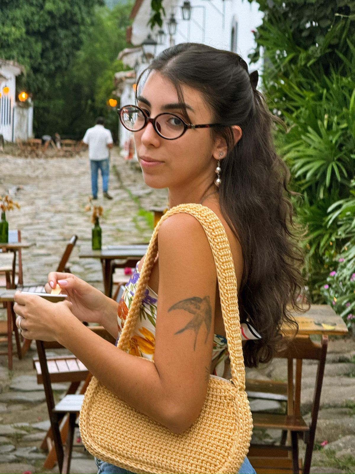 Modelo com bolsa de crochê