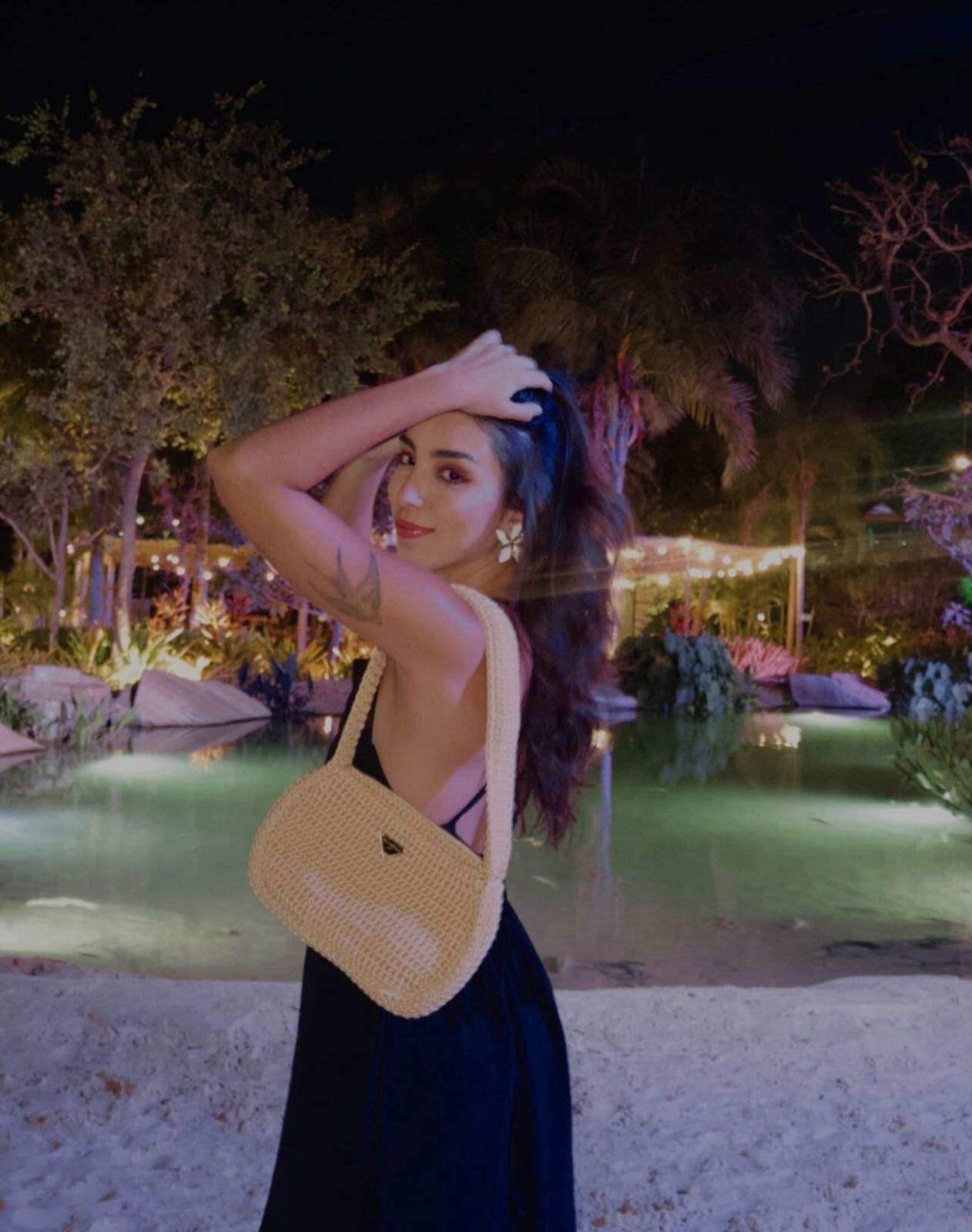 Modelo com bolsa de crochê