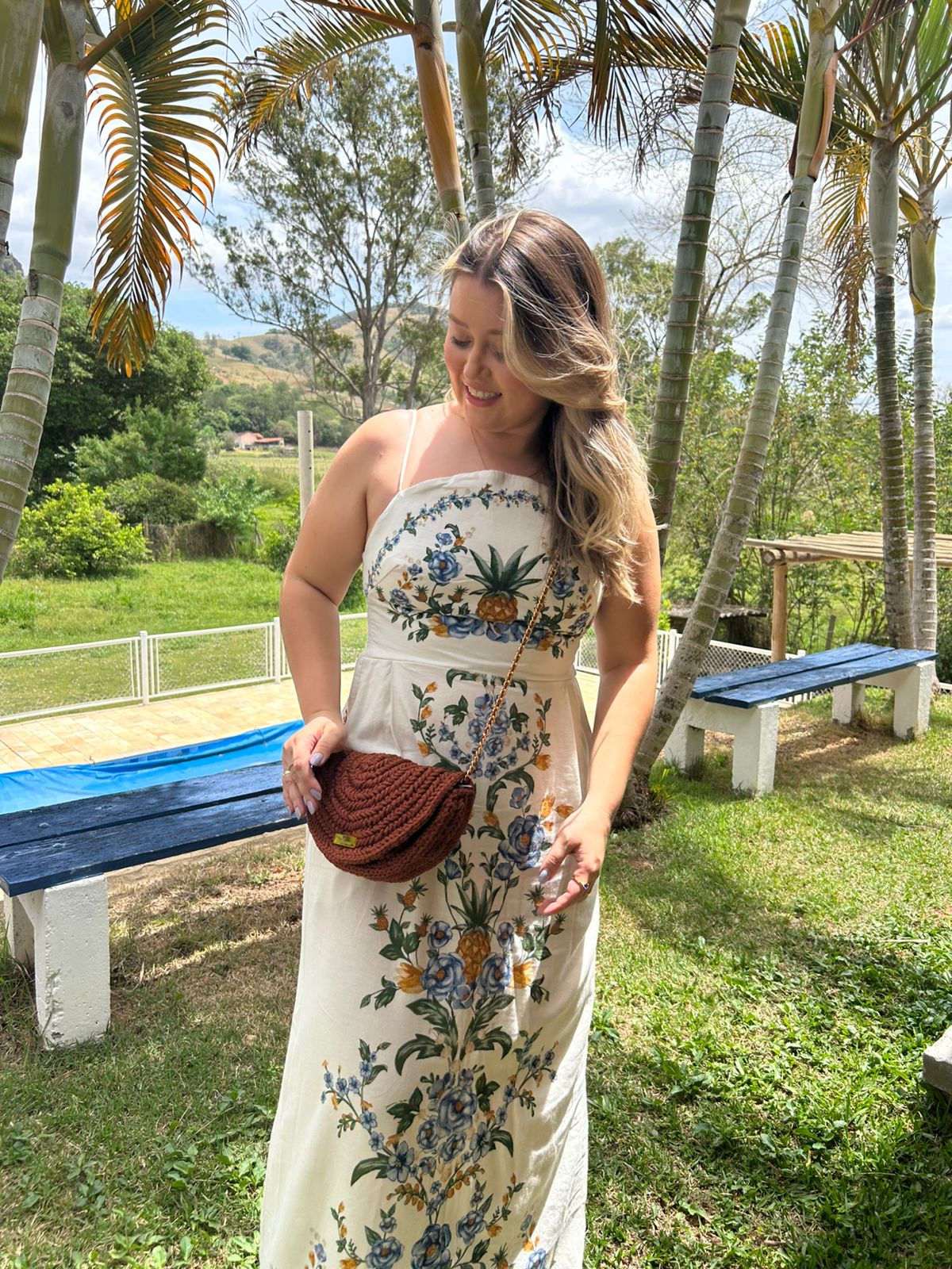 Modelo com bolsa de crochê